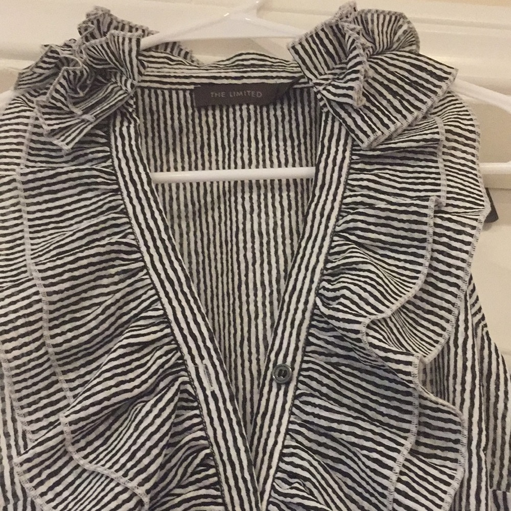 Ruffle collared sleeveless button down! - Picture 2 of 5